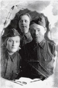 Татаркина Зоя Александровна (второй ряд)